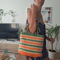 Bolso con asa de madera