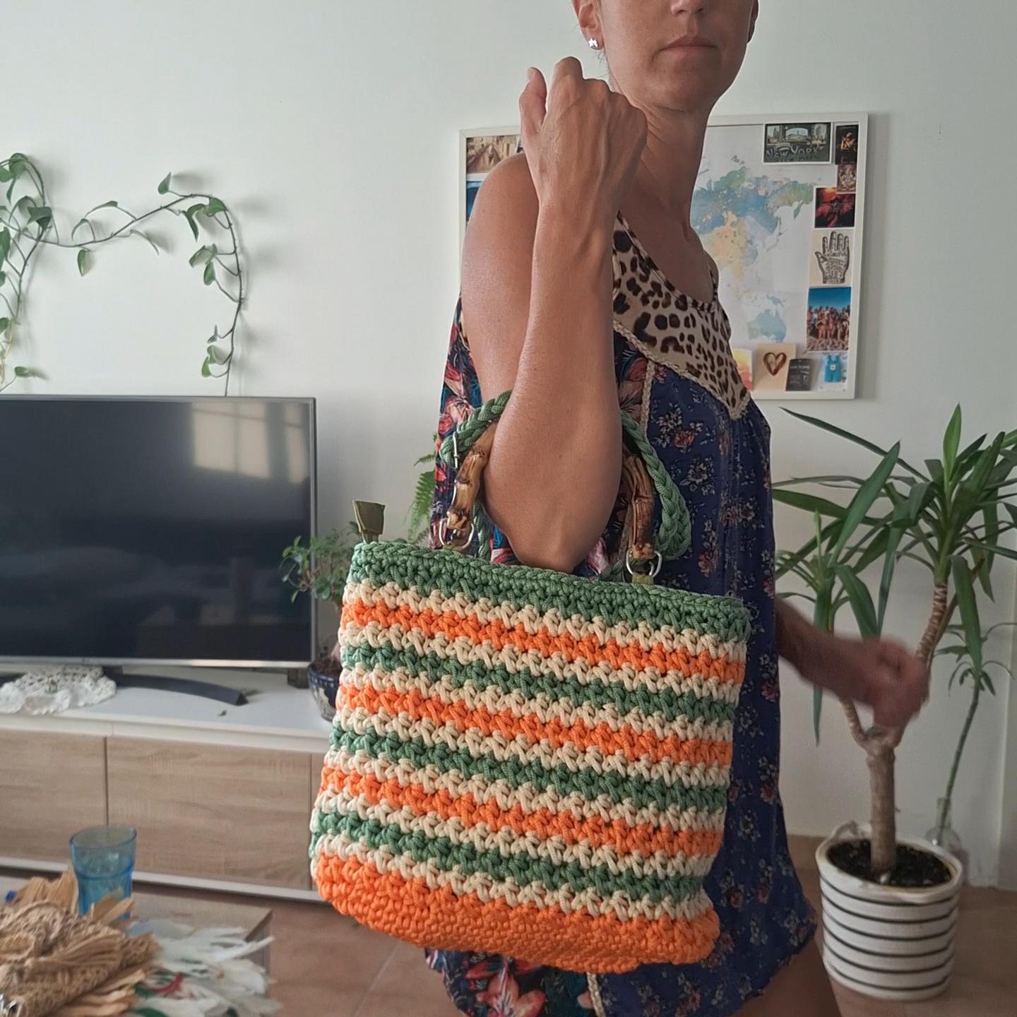 Bolso con asa de madera