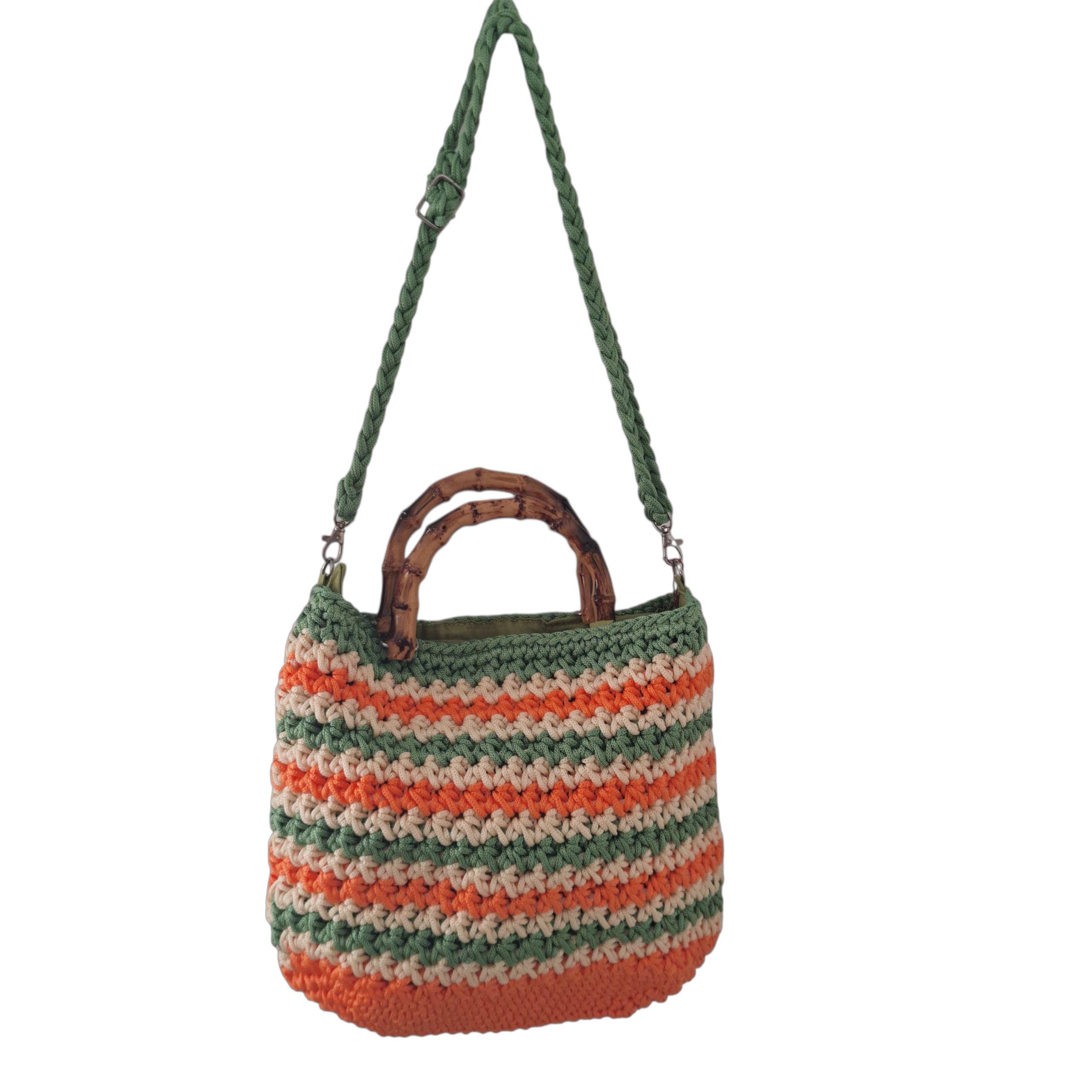 Bolso con asa de madera