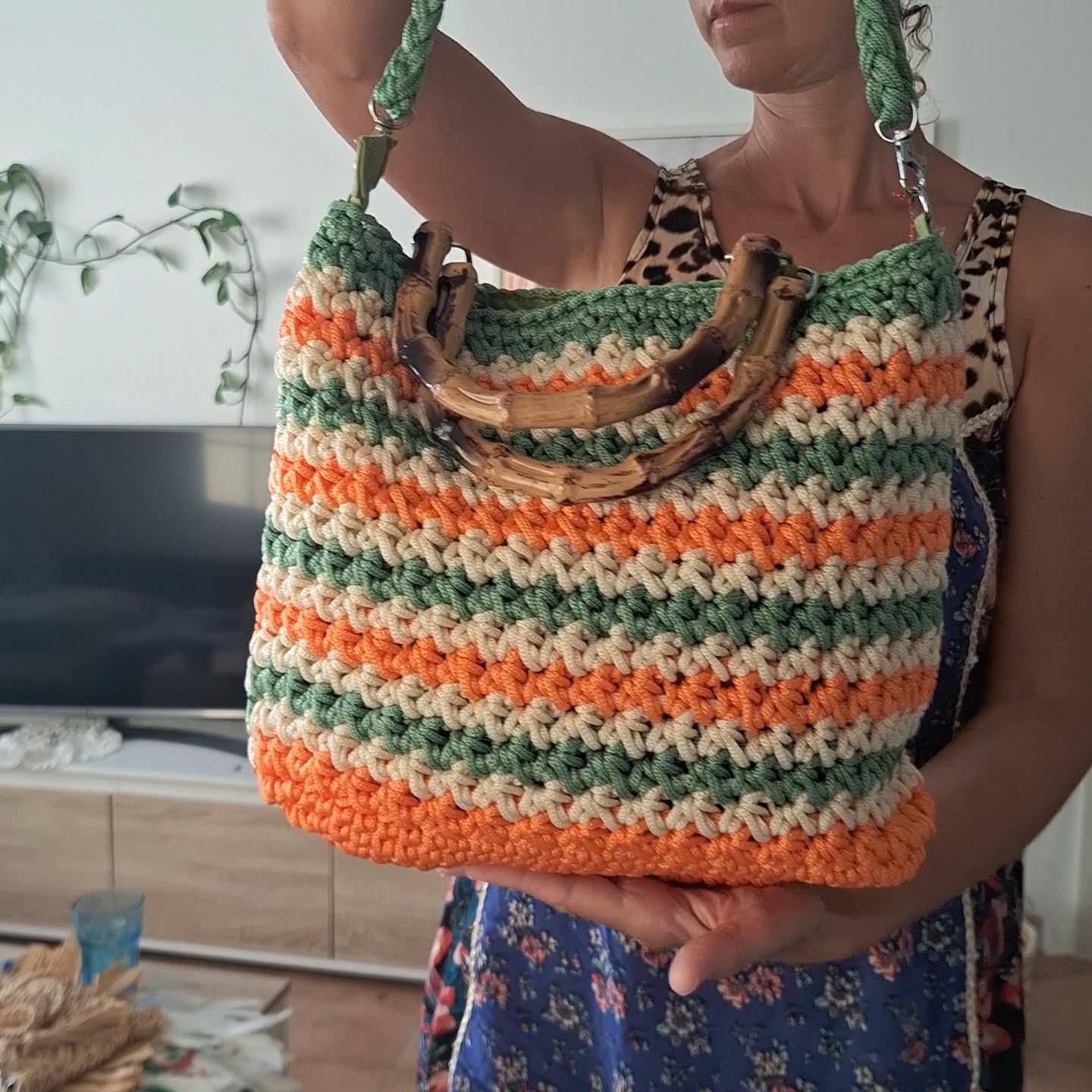 Bolso con asa de madera