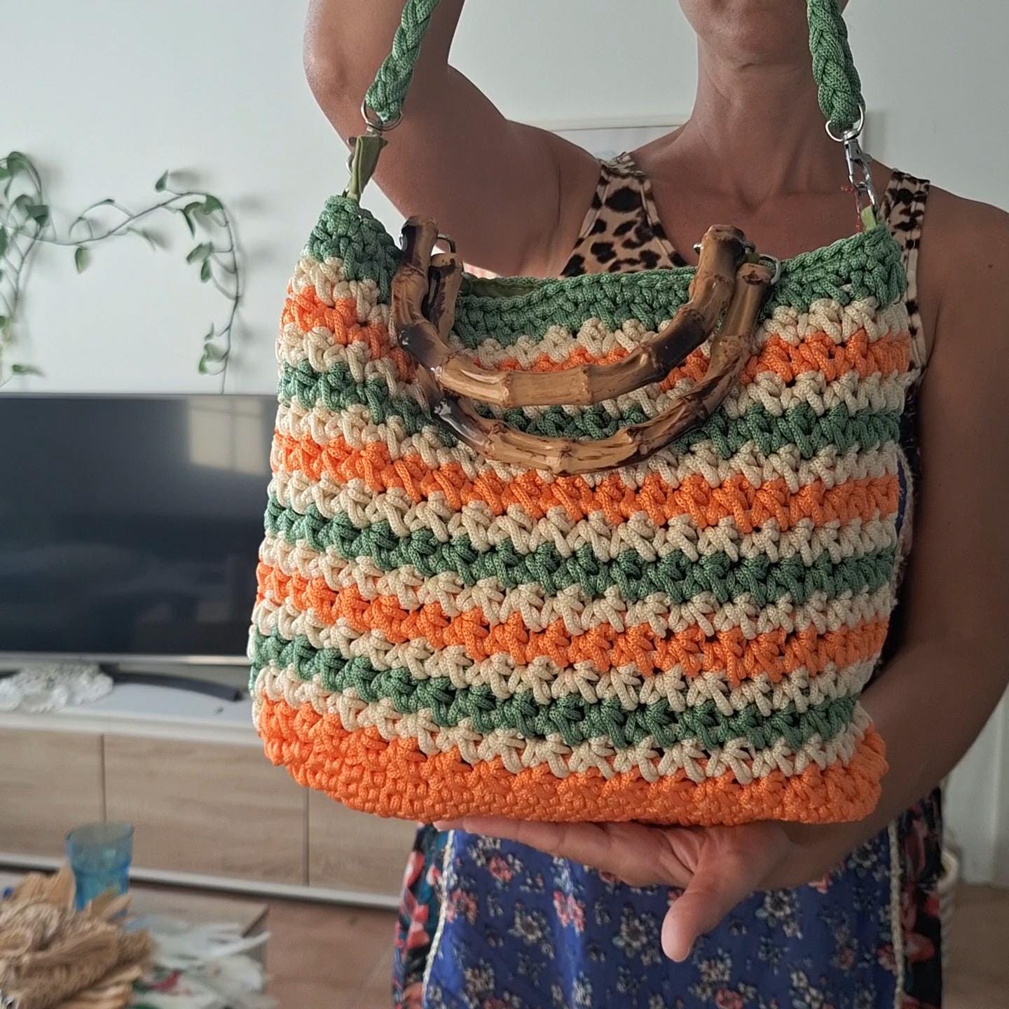 Bolso con asa de madera